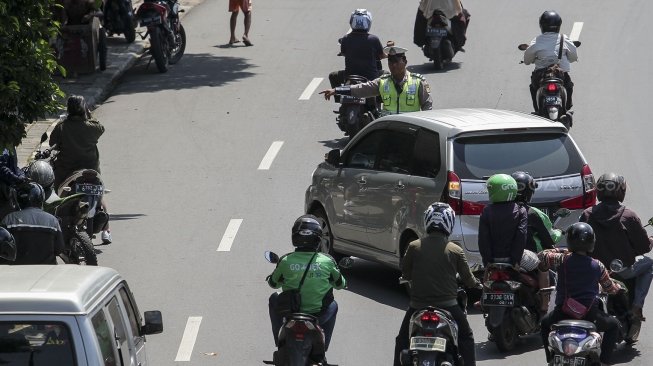 Satuan Polisi Lalu Lintas menggelar Operasi Patuh Jaya 2018 di Jalan Otista, Jakarta, Senin (7/5).