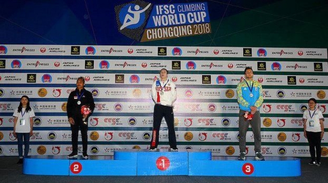 Aspar Jaelolo (kiri) harus puas dengan medali perak dan berdiri di podium nomor dua dalam kejuaraan dunia panjat tebing di Chongqing, Cina [Foto: Dok. Humas PP FPTI]