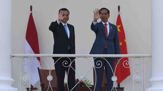 Presiden Joko Widodo (kanan) bersama Perdana Menteri Cina Li Keqiang (kiri) melambaikan tangan kepada jurnalis di beranda Istana Bogor, Jawa Barat, Senin (7/5). 