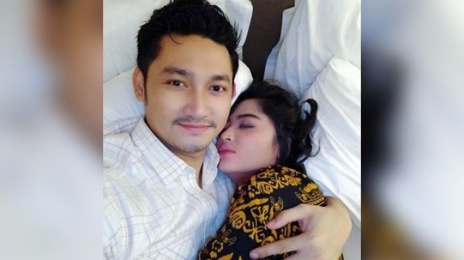 Dewi Perssik dan Angga Wijaya. (Sumber: Instagram)