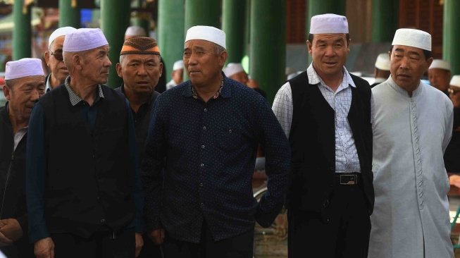 Umat Muslim Ningxia usai mengikuti salat Ashar Masjid Najiahu, Ningxia, Cina, Minggu (6/5).