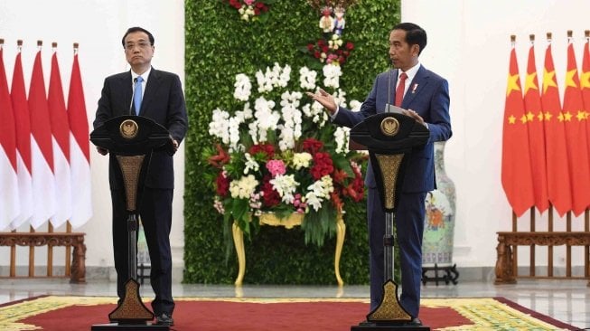 Presiden Joko Widodo (kanan) bersama Perdana Menteri Cina Li Keqiang (kiri) menyampaikan keterangan pers usai pertemuan bilateral di Istana Bogor, Jawa Barat, Senin (7/5).