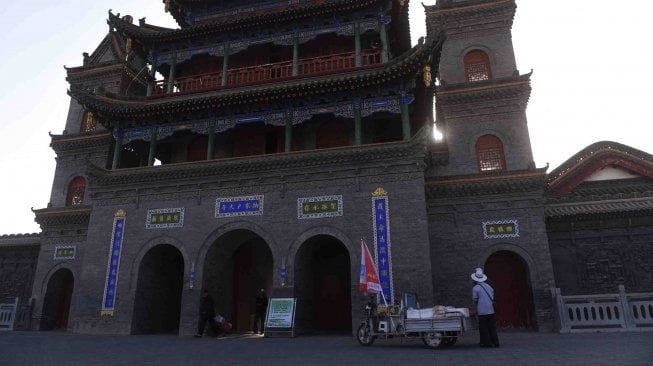 Umat Muslim Ningxia usai mengikuti salat Ashar Masjid Najiahu, Ningxia, Cina, Minggu (6/5).