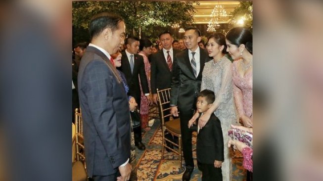 Presiden Jokowi dan keluarga Ibas. (Sumber: Instagram)