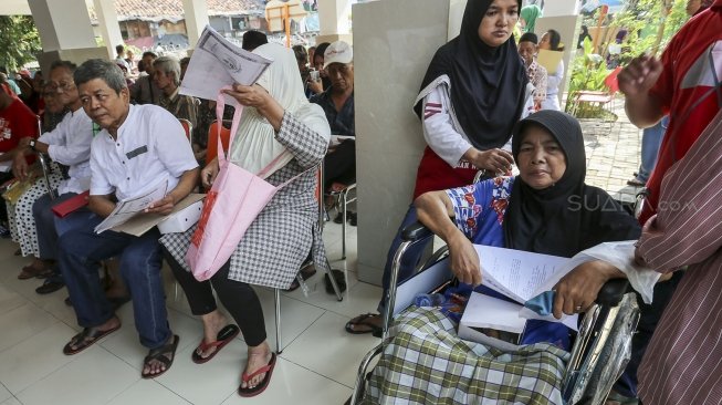 Sejumlah lansia menerima pembagian Kartu Lansia Jakarta dari pemerintah Provinsi DKI Jakarta di Kelurahan Tanah Tinggi, Johar Baru, Jakarta, Selasa (8/5). 