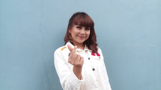 Ghea Indrawari atau Ghea Idol di kawasan Tendean, Jakarta Selatan, Selasa (8/5/2018) [Suara.com/Sumarni]