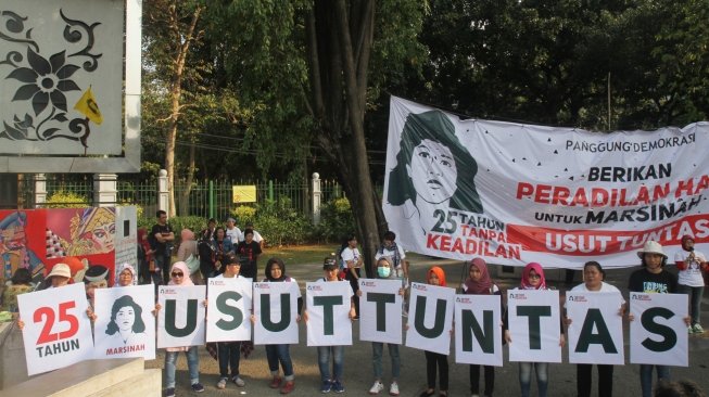 Sejumlah buruh menggelar aksi mengenang 25 tahun kematian Marsinah di depan Istana Merdeka, Jakarta, Selasa, (8/5). 