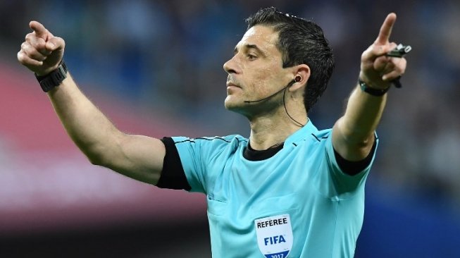 Wasit asal Serbia Milorad Mazic (AFP/FRANCK FIFE)