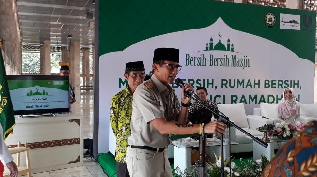 Sandiaga Sebut Lapangan Kerja Terbuka saat Aksi Bersih 400 Masjid