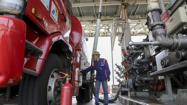 Terminal Bahan Bakar Minyak (BBM) Plumpang milik PT Pertamina (Persero), Jakarta, Selasa (8/5). 