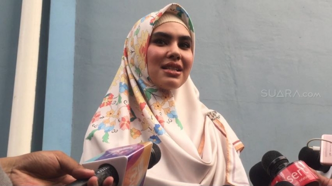 Kartika Putri Tanggapi Kedekatannya dengan Habib Usman bin 