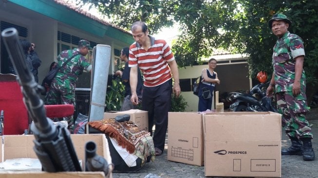 Anggota TNI mengosongkan sejumlah rumah di kompleks Kodam, Jakarta, Rabu (9/5/2018). [Suara.com/ Oke Dwi Atmaja]