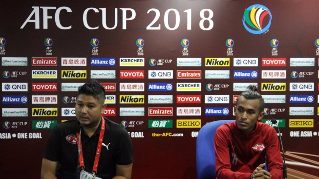 Pelatih Home United Aidil Sharin (kiri) menghadiri jumpa pers usai laga kontra Persija Jakarta di leg pertama semifinal Piala AFC zona Asia Tenggara, Selasa (8/5/2018) (dok. Media Persija).