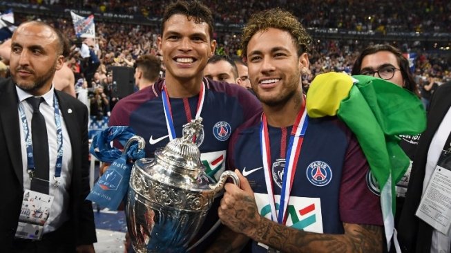 Meski tidak bermain, Neymar Jr (kanan) ikut merayakan gelar juara Piala Prancis yang direngkuh Paris Saint-Germain (AFP/FRANCK FIFE)