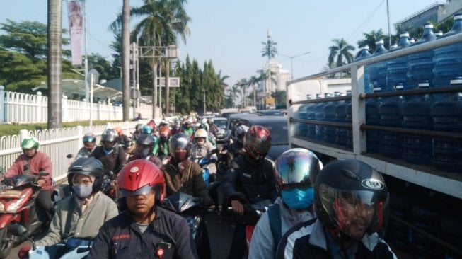 Kemacetan parah di Pondok Indah. (Suara.com/Ria Rizki)