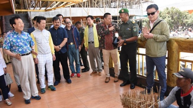 Kunjungan Gubernur Gyeongsangbuk-Do, Mr. Kim Kwan-yong ke Taman Wisata Alam (TWA) Gunung Tangkuban Perahu, Senin (7/5/2018) pagi. (Sumber: Istimewa)