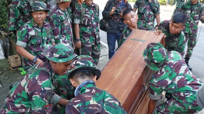 Anggota TNI mengosongkan sejumlah rumah di kompleks Kodam, Jakarta, Rabu (9/5/2018). [Suara.com/ Oke Dwi Atmaja]