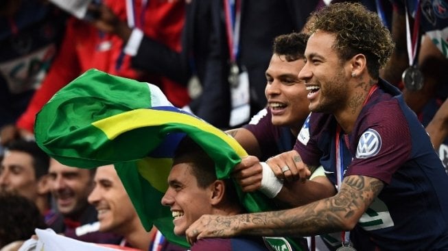 Meski tidak bermain, Neymar Jr (kanan) merayakan gelar juara Piala Prancis yang direngkuh Paris Saint-Germain (AFP/FRANCK FIFE)