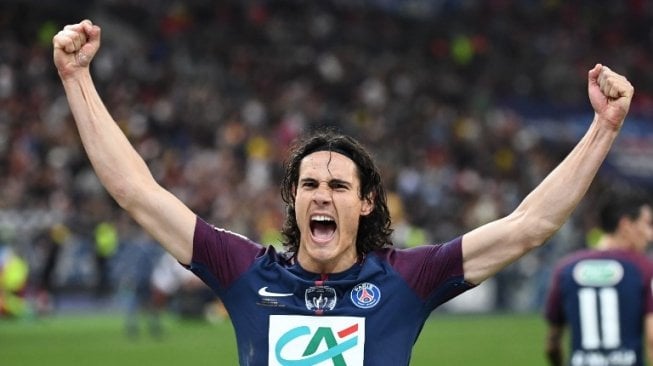 Penyerang Paris Saint-Germain, Edinson Cavani melakukan selebrasi usai membobol gawang Les Herbiers (AFP/FRANCK FIFE)