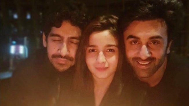 Ranbir Kapoor dan Alia Bhatt bersama rekannya. (Instagram)