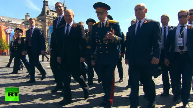 Jenderal Dmitry Syrkashev (94) berjalan dengan Presiden Vladimir Putin saat parade peringatan hari kemenangan Rusia atas Nazi  Jerman pada Perang Dunia II, di Moskow, Kamis (10/5/2018). [Rusia Today]