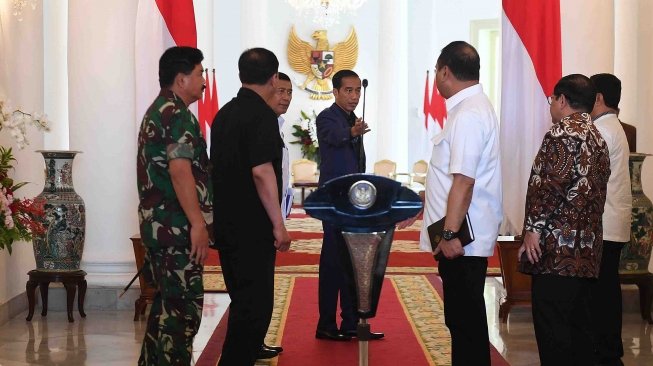 Presiden Joko Widodo (ketiga kanan) didampingi Menkopolhukam Wiranto (ketiga kiri), Panglima TNI Marsekal TNI Hadi Tjahjanto (kedua kiri), Wakapolri Komjen Pol Syafruddin (kanan), Kepala BIN Budi Gunawan (keempat kiri), Kepala BNPT Suhardi Alius (kiri) dan Seskab Pramono Anung (kedua kanan) menyampaikan keterangan kepada wartawan mengenai insiden Mako Brimob di Istana Bogor, Jawa Barat, Kamis (10/5). 