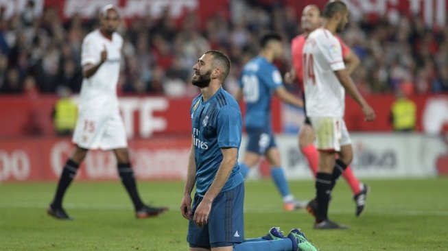 Penyerang Real Madrid, Karim Benzema kecewa lantaran gagal memanfaatkan peluang di laga kontra Sevilla (AFP/CRISTINA QUICLER)