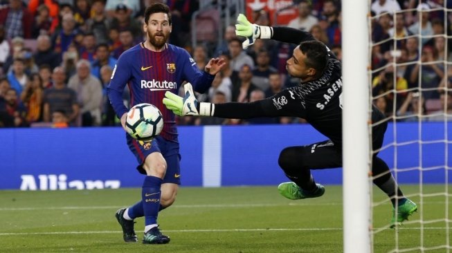 Penyerang Barcelona, Lionel Messi (kiri) menaklukkan kiper Villarreal, Sergio (AFP/PAU BARRENA)