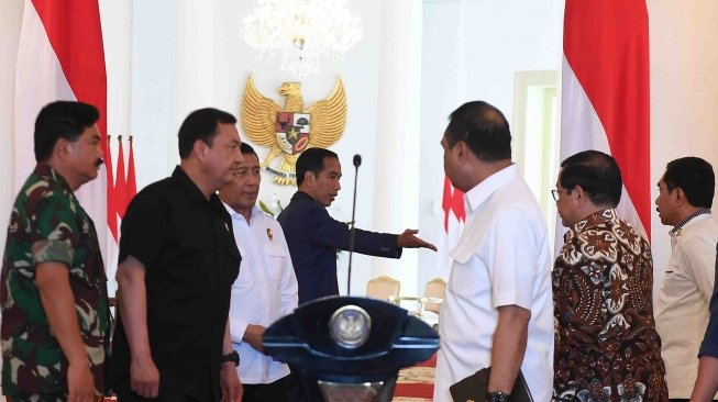 Presiden Joko Widodo (ketiga kanan) didampingi Menkopolhukam Wiranto (ketiga kiri), Panglima TNI Marsekal TNI Hadi Tjahjanto (kedua kiri), Wakapolri Komjen Pol Syafruddin (kanan), Kepala BIN Budi Gunawan (keempat kiri), Kepala BNPT Suhardi Alius (kiri) dan Seskab Pramono Anung (kedua kanan) menyampaikan keterangan kepada wartawan mengenai insiden Mako Brimob di Istana Bogor, Jawa Barat, Kamis (10/5). 