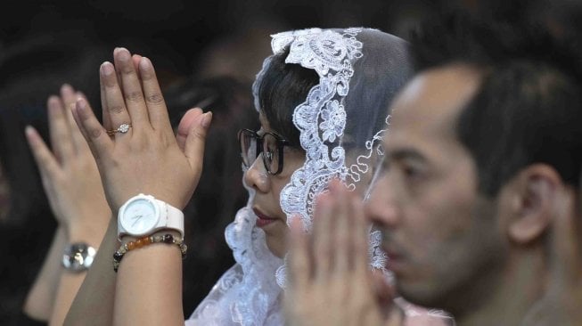 Umat Katolik melaksanakan ibadah perayaan Kenaikan Isa Almasih di Gereja Katedral, Jakarta, Kamis (10/5).