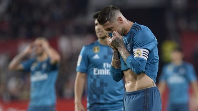 Bek dan kapten Real Madrid Sergio Ramos tampak kecewa setelah skuatnya dikalahkan oleh Sevilla. CRISTINA QUICLER / AFP