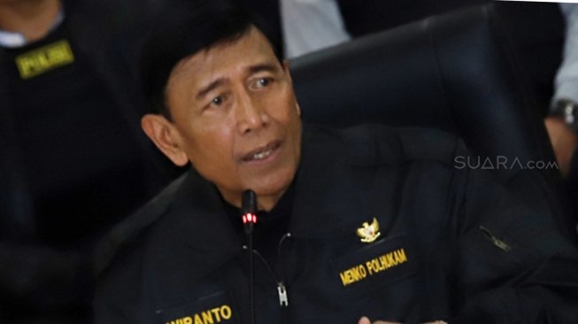 Menkopolhukam Wiranto memberikan keterangan pers terkait kerusuhaan di Mako Brimob, Depok, Jawa Barat, Kamis (10/5).