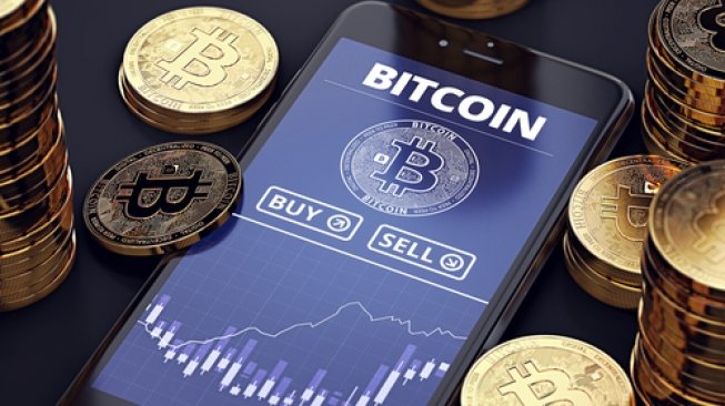 Ilustrasi aplikasi transaksi bitcoin di telepon seluler. [Shutterstock]