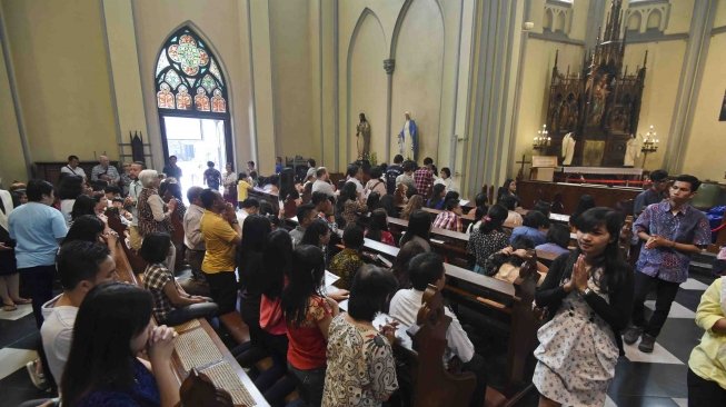 Umat Katolik melaksanakan ibadah perayaan Kenaikan Isa Almasih di Gereja Katedral, Jakarta, Kamis (10/5).