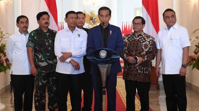 Presiden Joko Widodo (ketiga kanan) didampingi Menkopolhukam Wiranto (ketiga kiri), Panglima TNI Marsekal TNI Hadi Tjahjanto (kedua kiri), Wakapolri Komjen Pol Syafruddin (kanan), Kepala BIN Budi Gunawan (keempat kiri), Kepala BNPT Suhardi Alius (kiri) dan Seskab Pramono Anung (kedua kanan) menyampaikan keterangan kepada wartawan mengenai insiden Mako Brimob di Istana Bogor, Jawa Barat, Kamis (10/5). 