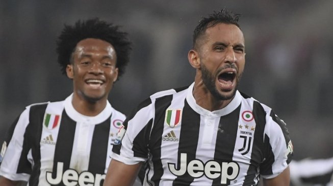 Bek Juventus, Medhi Benatia (kanan) tampil gemilang di laga final Coppa Italia kontra AC Milan dengan menyumbang dua gol (AFP/TIZIANA FABI)