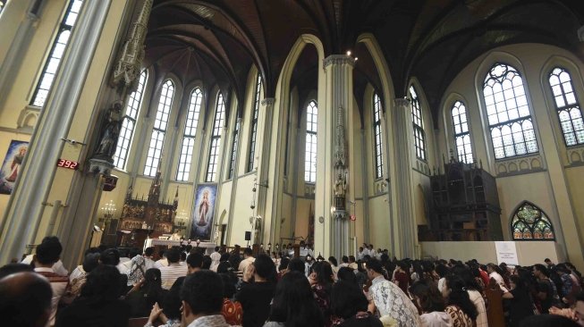 Umat Katolik melaksanakan ibadah perayaan Kenaikan Isa Almasih di Gereja Katedral, Jakarta, Kamis (10/5).