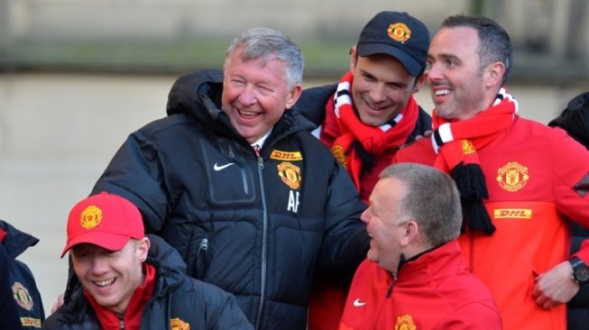 Sir Alex Ferguson bersama stafnya melakukan ketika melakukan parade selebrasi seusai membawa timnya juara Liga Inggris musim 2012/2013 (AFP/ANDREW YATES)