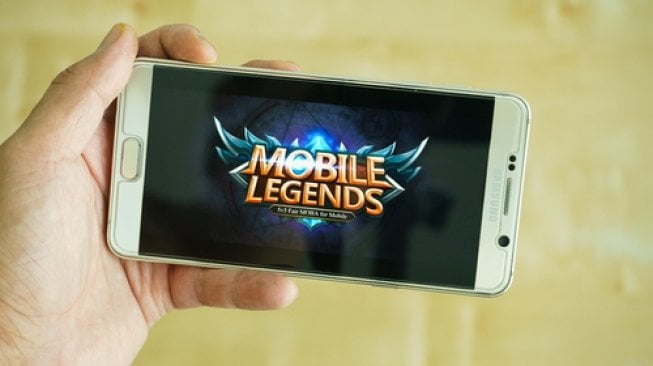 Aplikasi game Mobile Legends di sebuah ponsel pintar. [Shutterstock]