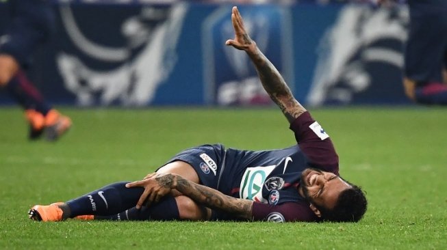 Fullback Paris Saint-Germain, Dani Alves, terkapar di laga final Piala Prancis 2018 kontra Les Herbiers (AFP/FRANCK FIFE)