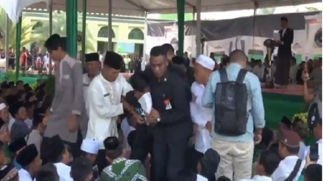 Presiden Pidato, Pemuda Pamer Kaus Hidup Tak Semanis Janji Jokowi