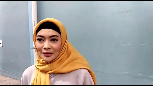 Indah Dewi Pertiwi Berhijab. [suara.com/Sumarni]