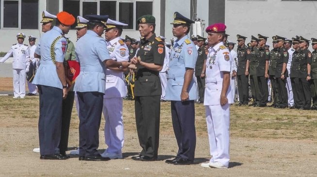 Panglima TNI Marsekal TNI Hadi Tjahjanto (keempat kiri) memberikan tongkat komando kepada Pangdivif-3/Kostrad Mayjen TNI Achmad Marzuki (ketiga kanan), disaksikan Pangarmada I Laksda TNI Yudo Margono (kiri), Pangarmada II Laksda TNI Didik Setiyono (ketiga kiri), Pangarmada III Laksda TNI I N.G. Ariawan (kelima kiri), Pangkoopsau III Marsma TNI Tamsil Gustari Malik (kedua kanan) dan Danpasmar 3 Brigjen TNI (Mar) Amir Faisol (kanan) saat upacara Peresmian Satuan Baru dan Perubahan Nama Satuan TNI di Sorong, Papua Barat, Jumat (11/5). 