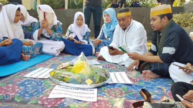 MAKI di depan gedung KPK. [Suara.com/Nickolas Tolen]