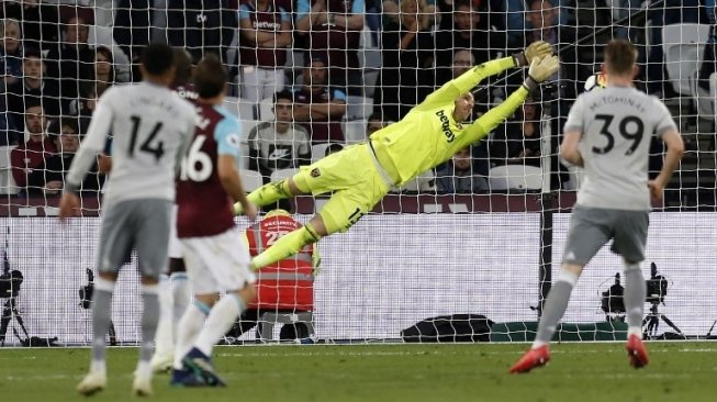 Gelandang Manchester United Jesse Lingard (kiri) menyaksikan tendangannya masih dapat diamankan kiper West ham United Adrian. Ian KINGTON / AFP