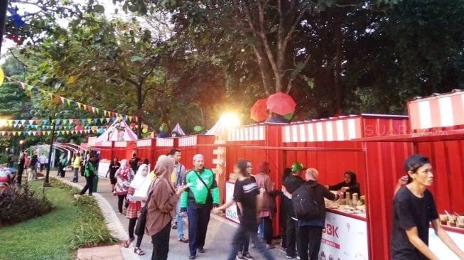 Lokasi acara bertajuk Pasar Malam Hari Kuliner Nasional Go-Food di kawasan Gelora Bung Karno, Jakarta, Jumat (11/5/2018). [Suara.com/Firsta Putri Nodia]