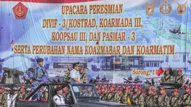 Panglima TNI Marsekal TNI Hadi Tjahjanto (kanan) memeriksa pasukan saat upacara Peresmian Satuan Baru dan Perubahan Nama Satuan TNI di Sorong, Papua Barat, Jumat (11/5).