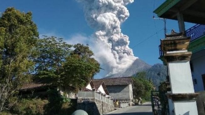 Letusan Gunung Merapi di Yogyakarta Jumat pagi, (11/5/2018). [Dok BNPB]