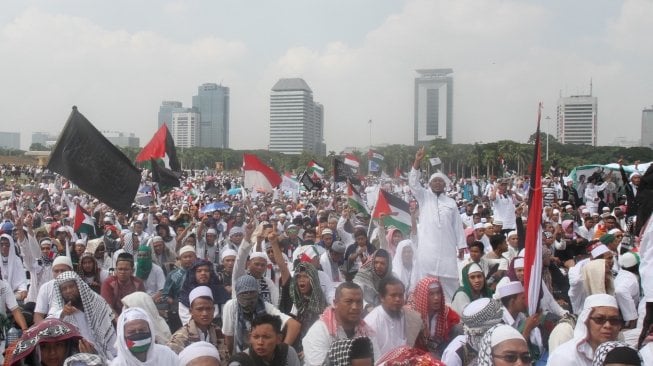 Umat Muslim mengikuti aksi damai di kawasan Monas, Jakarta, Jumat (11/5). 