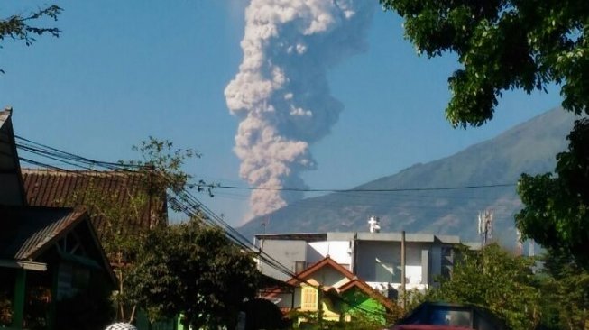 Anak Sekolah di Lereng Merapi Tetap Belajar saat Gunung Meletus